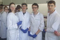 Uczniowie ZS nr 1 (6 LO) w Rzeszowie podczas zajęć laboratoryjnych na WCh