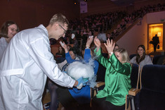 Pokazy chemiczne w wykonaniu studentów pracujących w Kole Naukowym "ESPRIT""