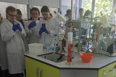 Uczniowie ZS nr 1 (6 LO) w Rzeszowie podczas zajęć laboratoryjnych