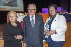 Od lewej: mgr Kazimiera Pisulińska, mgr Ryszard Kisiel (emerytowany dyrektor 1 LO w Rzeszowie) i dr nż. Dorota Głowacz-Czerrwonka