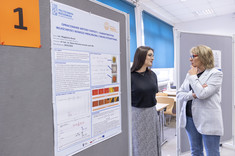 Od lewej: mgr inż. Magdalena Burek; Dziekan WCh - dr hab. inż. Beata Mossety-Leszczak, prof. PRz,