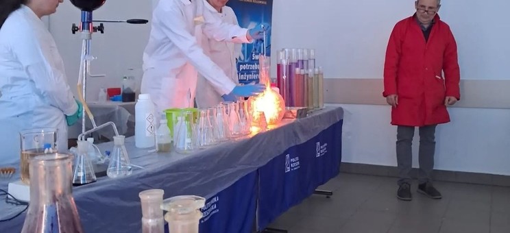 Członkowie Koła Naukowego "Esprit" z Opiekunem prof. W. Bukowskim podczas pokazów