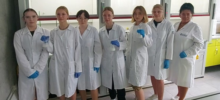 Uczestnicy zajęć laboratoryjnych wraz z prowadzącą dr inż. D. Głowacz-Czerwonką, prof. PRz