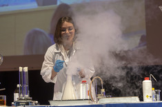 Pokazy chemiczne w wykonaniu studentów pracujących w Kole Naukowym "ESPRIT""